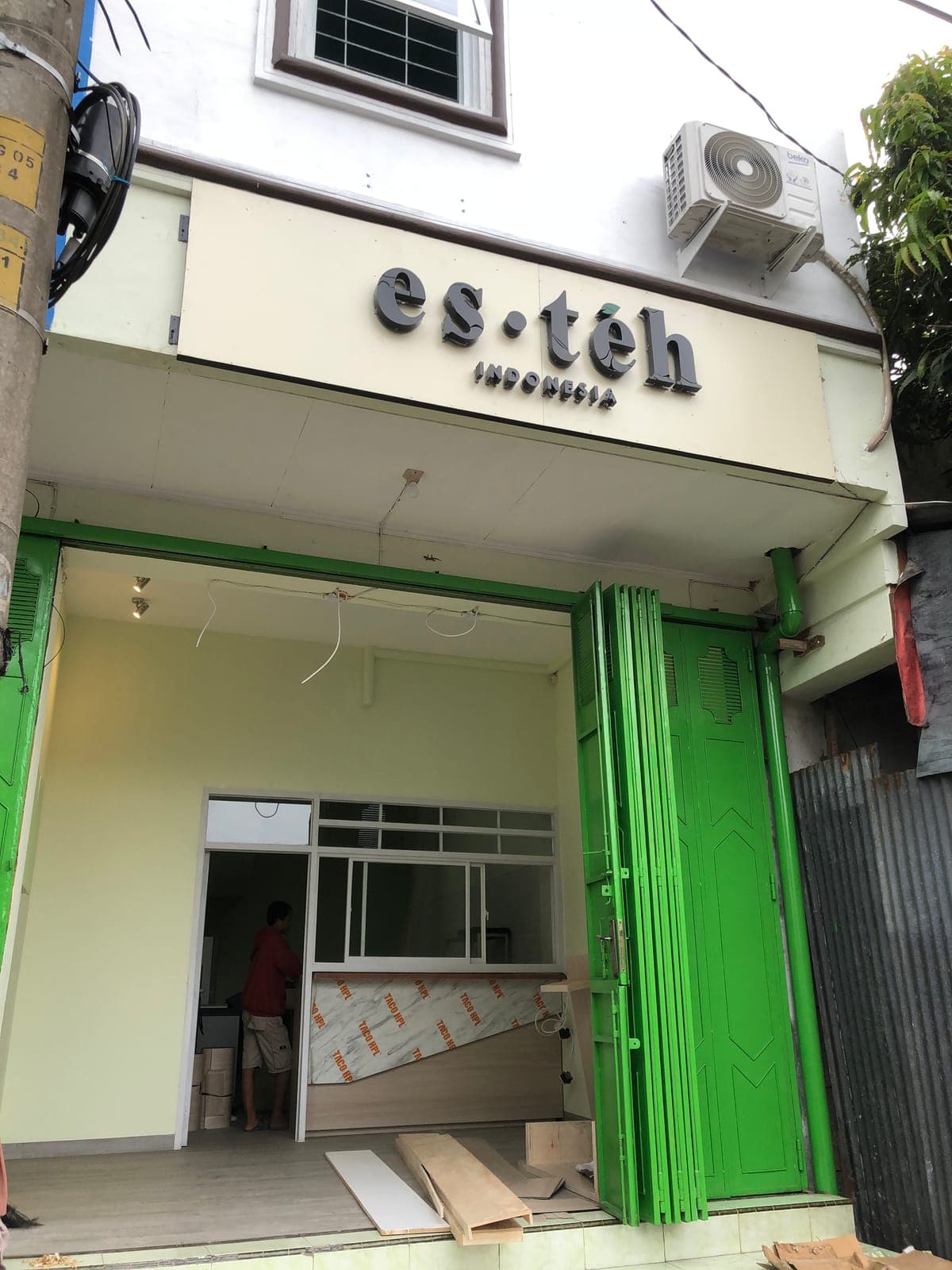Storefront Kafe Komersial